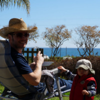 Pflaumen essen mit Papa