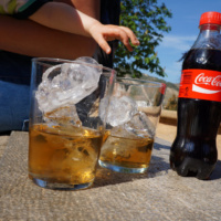 Mit dem Rum hat der Mann wohl nicht gespart...