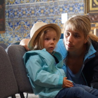 Mama erklärt Juna dass die Figuren hier in der Kirche nicht echt sind...