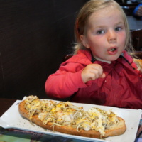 Ein Toast mit Gambas und irgendwas anderes das schmeckt wie Fisch